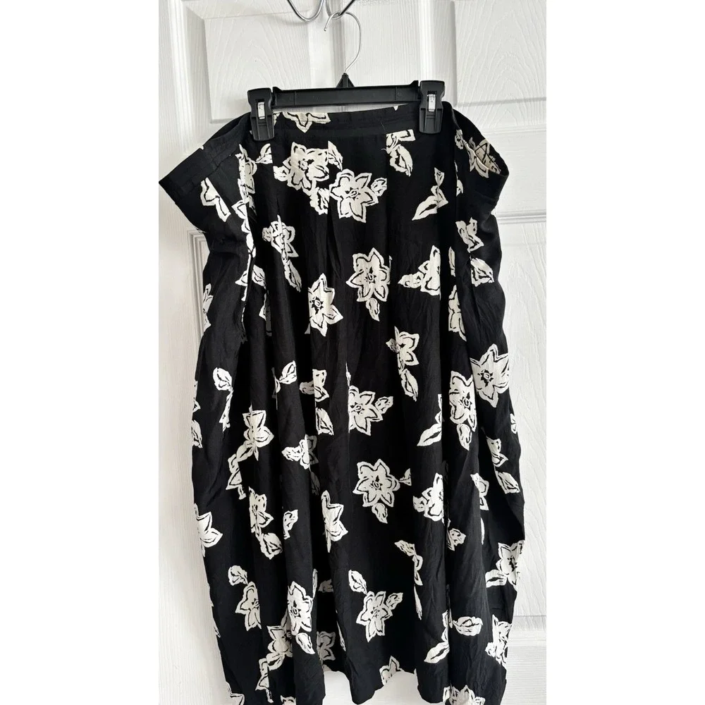 Chaus Woman 20W Floral Pull On Skirt Black White Pleated Front Career Boho Graph
